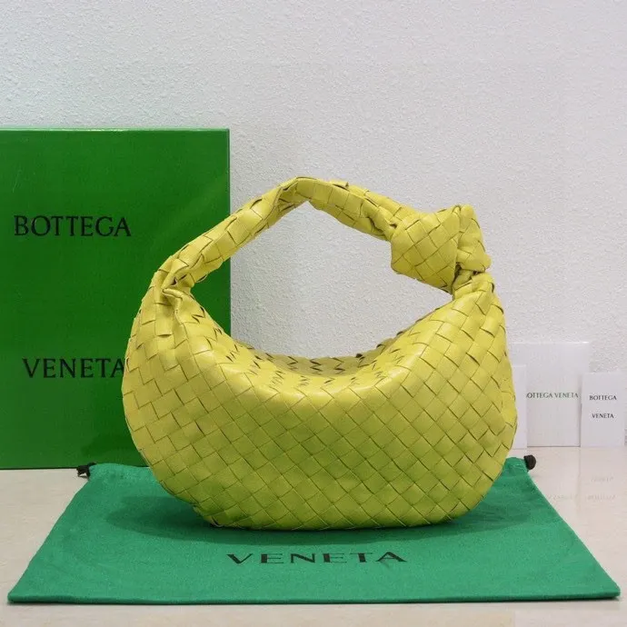 Batch 1460 BV Bottega Veneta 2022 Early Spring New Ladies Medium JODIE Handbag BV Bag 🔥The new method is to round the corners on the original basis and knot the round hobo bag with classic woven leather. The most iconic triangular pull-out design, using sheepskin draped soft shape, is super suitable for concave shapes~ Jodie feels really gentle to people, and is definitely the best item for daily matching. It has the same weave, new elements and twists, and is versatile. It is the new favorite of street style Internet celebrities! Size: 36*21*13 Model: 6697
